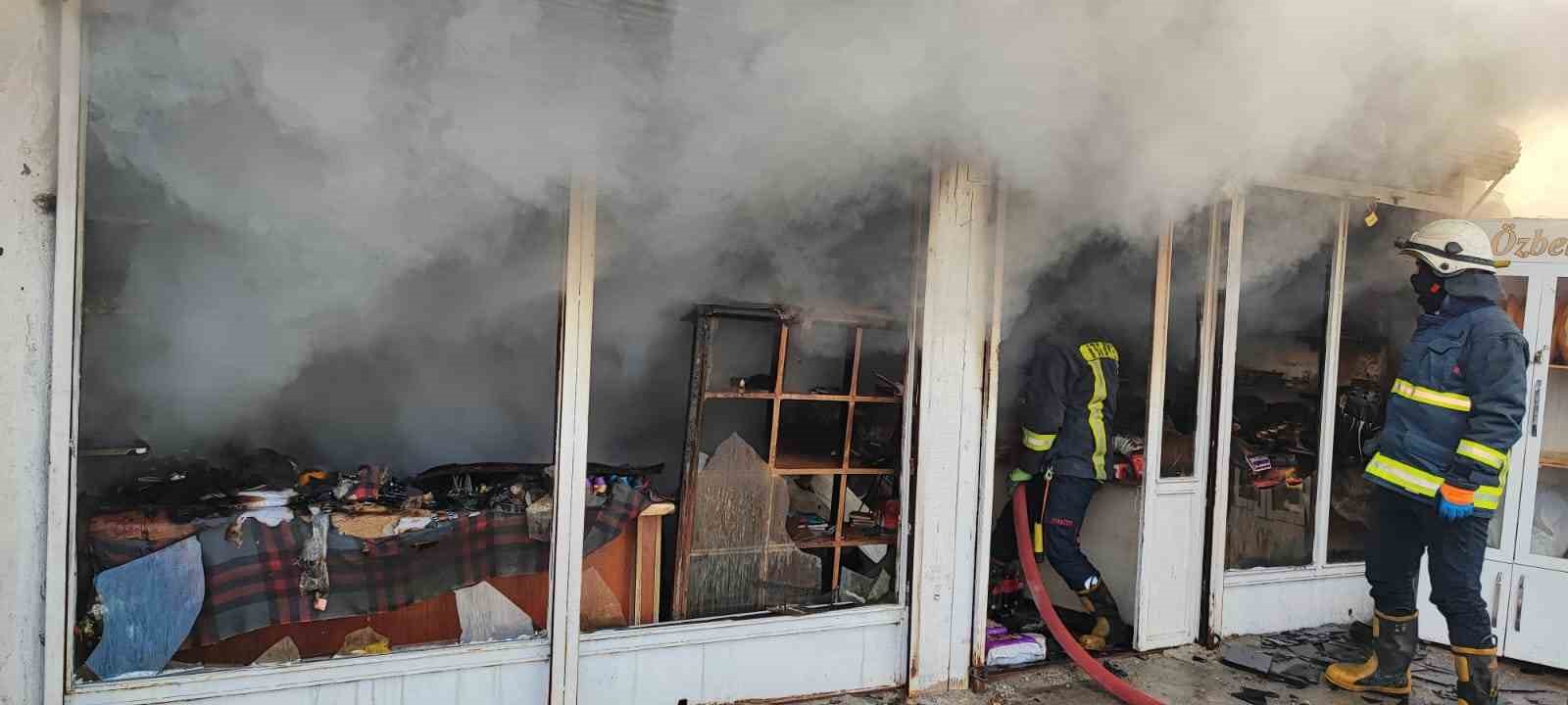 VAN’IN İPEKYOLU İLÇESİNDEKİ BİR İŞ YERİNDE ÇIKAN YANGIN BÜYÜK HASARA