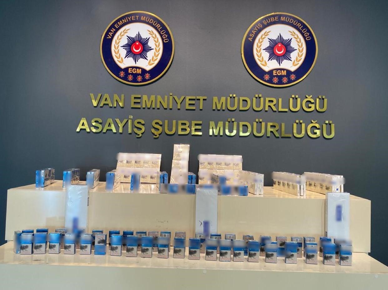 VAN’DA POLİS EKİPLERİNCE YÜRÜTÜLEN ÇALIŞMALAR SONUCUNDA DEĞİŞİK SUÇLARDAN ARANMASI BULUNAN