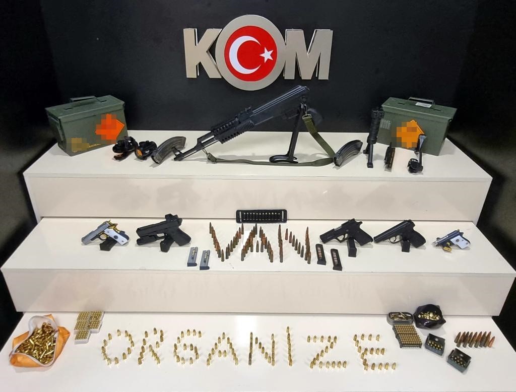 VAN’DA POLİS EKİPLERİNCE YAPILAN ÇALIŞMALAR SONUCUNDA GÜMRÜK KAÇAĞI MALZEMELER ELE