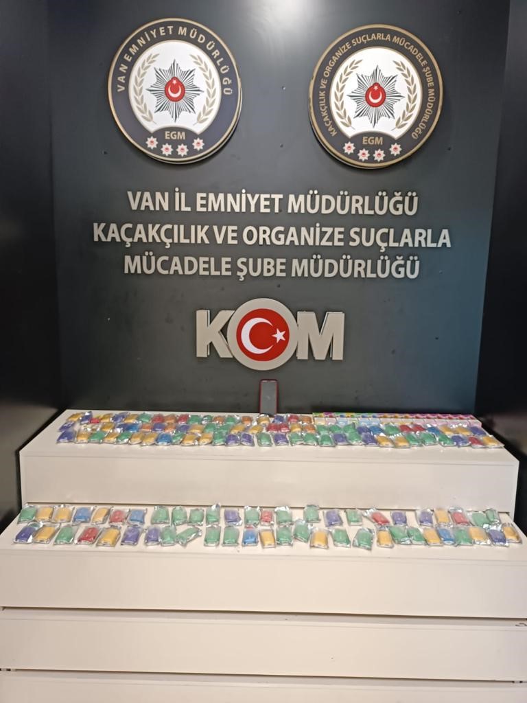 VAN’DA POLİS EKİPLERİNCE DÜZENLENEN OPERASYONLARDA GÜMRÜK KAÇAĞI MALZEMELER ELE GEÇİRİLDİ.