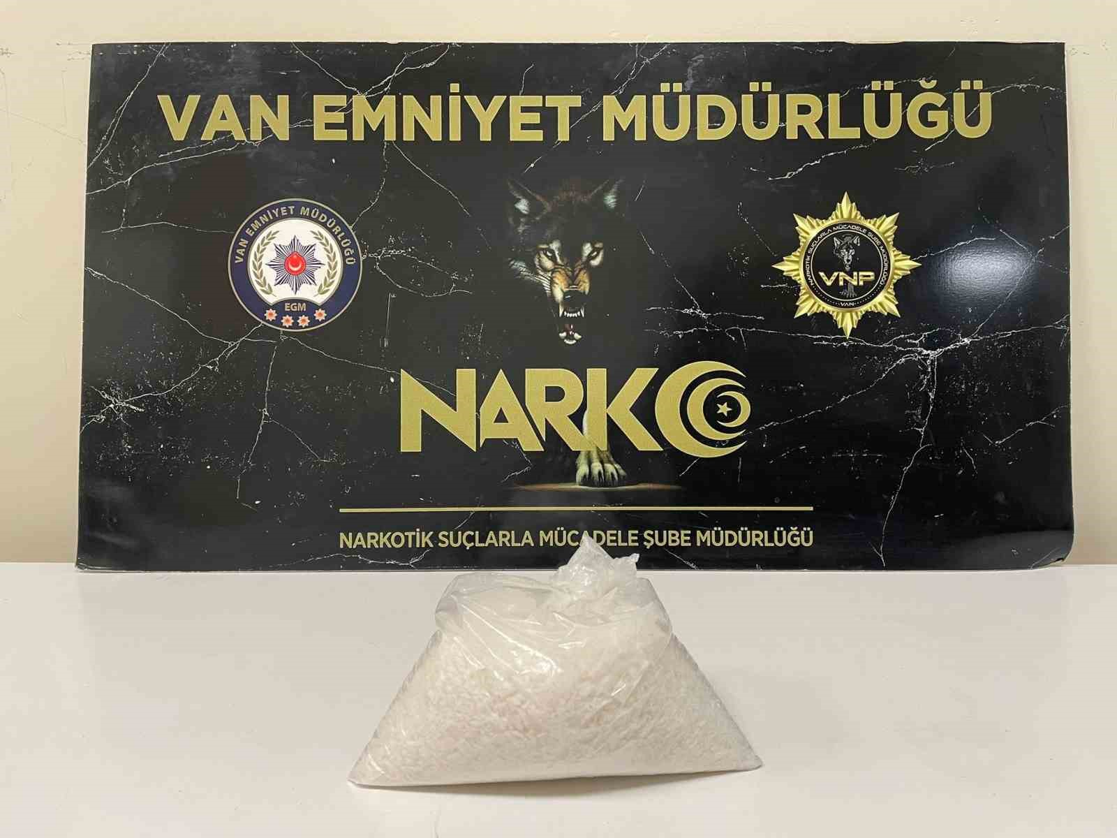 VAN’DA POLİS EKİPLERİNCE YÜRÜTÜLEN ÇALIŞMALAR SONUCUNDA SİLAH VE UYUŞTURUCU ELE