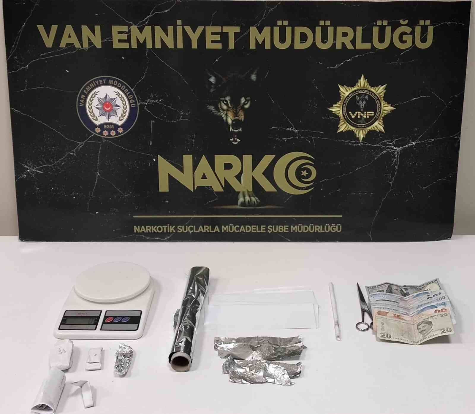 VAN’DA ‘TORBACI’ DİYE TABİR EDİLEN SOKAK SATICILARINA YÖNELİK DÜZENLENEN OPERASYONDA