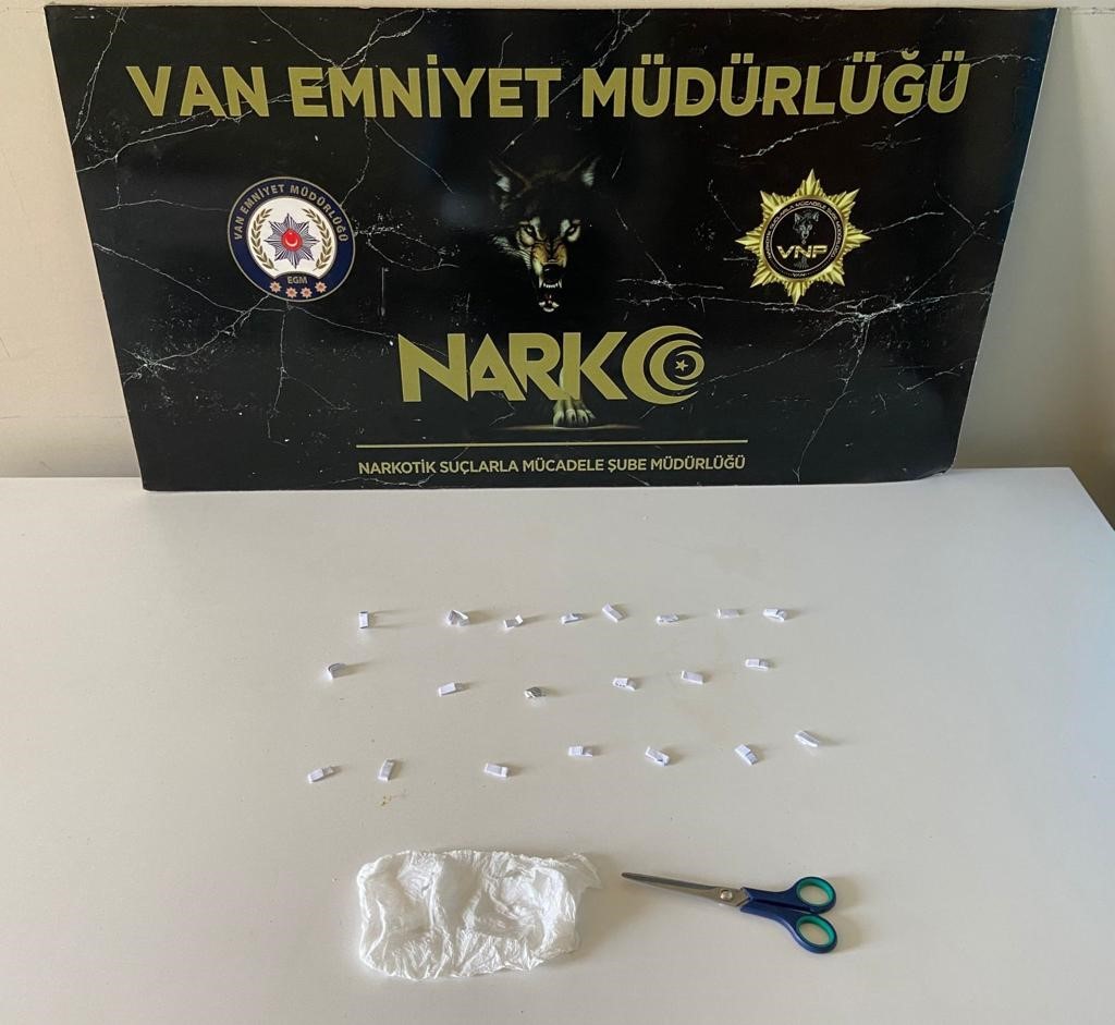 VAN’DA ‘TORBACI’ DİYE TABİR EDİLEN SOKAK SATICILARINA YÖNELİK DÜZENLENEN OPERASYONDA