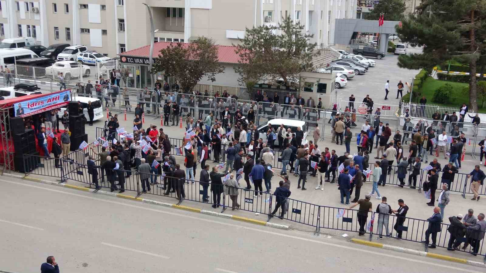 VAN’IN BAĞIMSIZ MİLLETVEKİLİ ADAYI İDRİS AHİ’NİN KENTİN EN İŞLEK MEYDANINDA