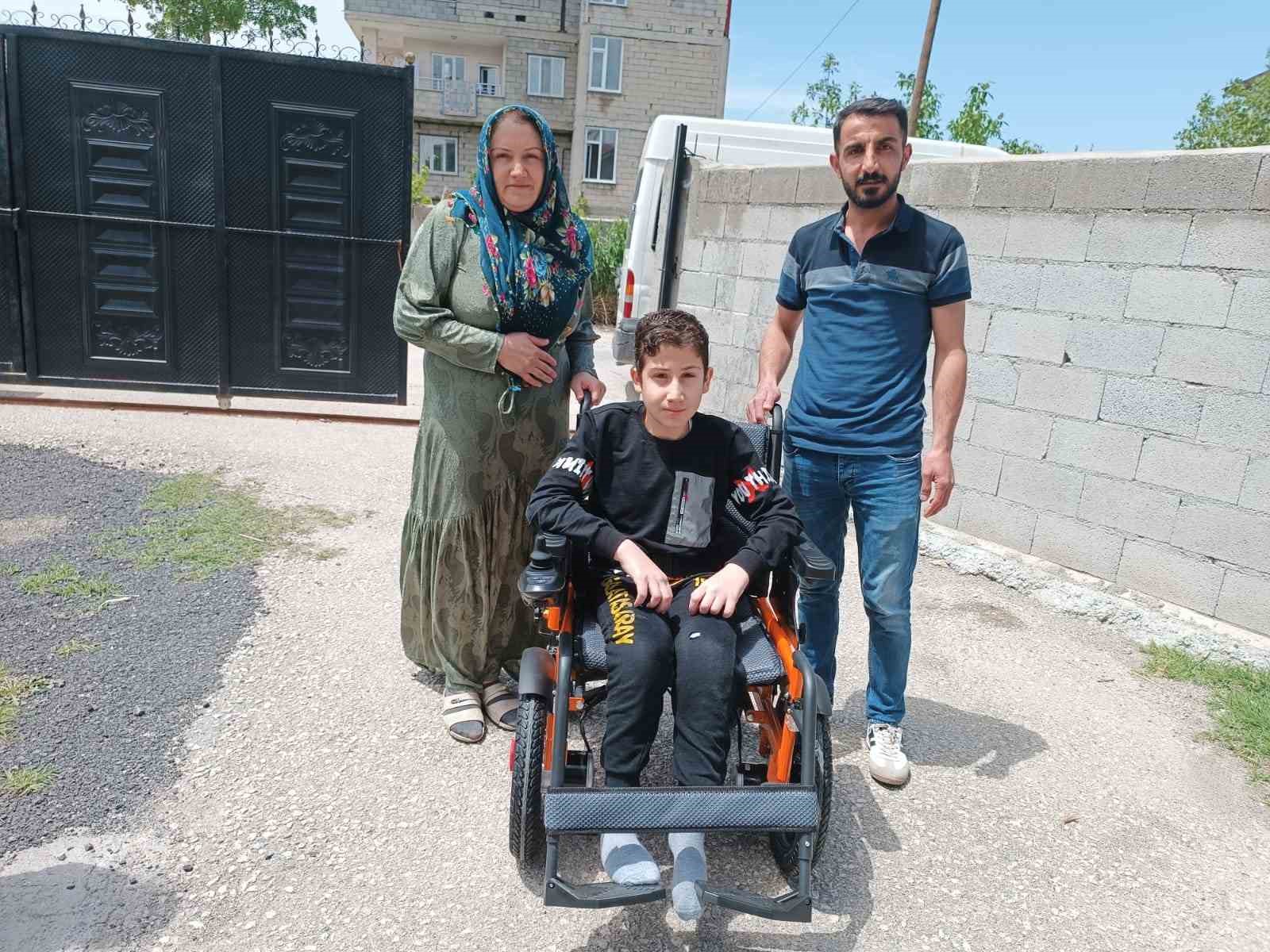 SOSYAL MEDYA FENOMENİ VANLI AMCAN, KENDİSİNE ÇAĞRIDA BULUNAN ‘HİDROSEFALİ’ SPİNA