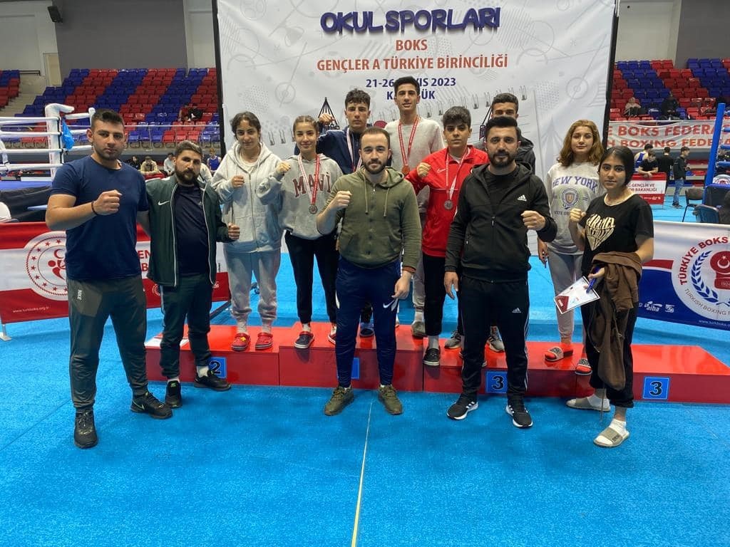 KARABÜK’TE DÜZENLENEN OKUL SPORLARI BOKS A GENÇLER TÜRKİYE ŞAMPİYONASINA KATILAN