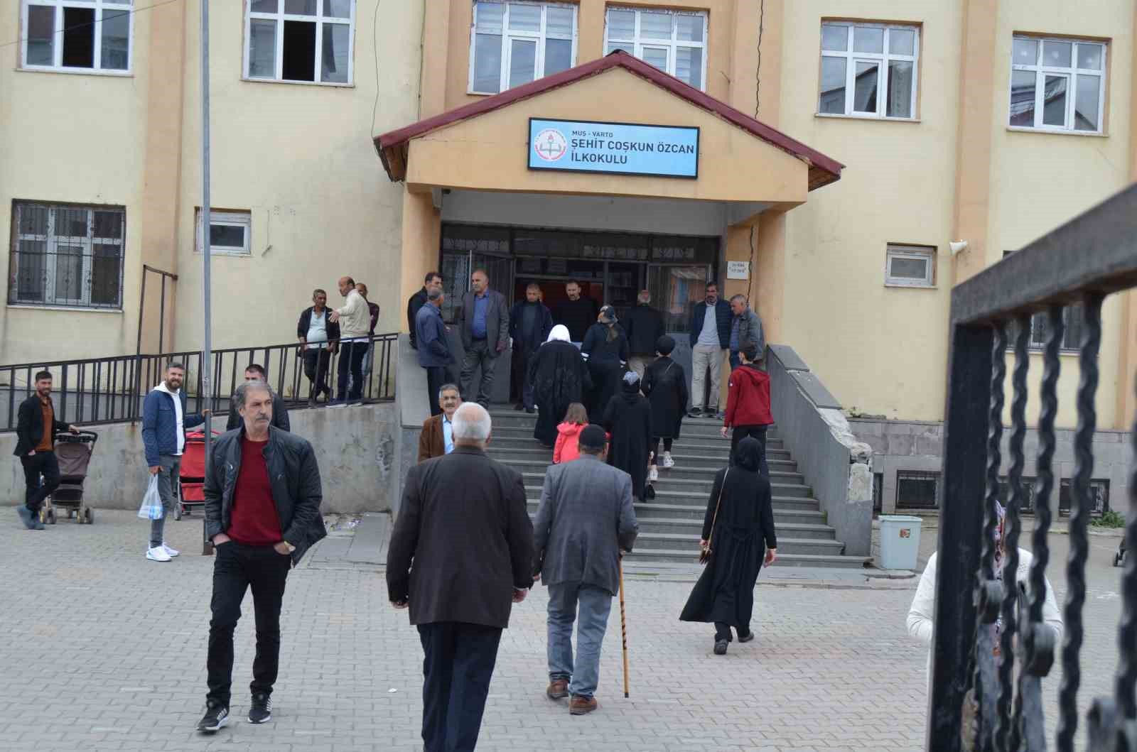 MUŞ'UN VARTO İLÇESİNDE OY VERME İŞLEMİ SORUNSUZ BİR ŞEKİLDE DEVAM