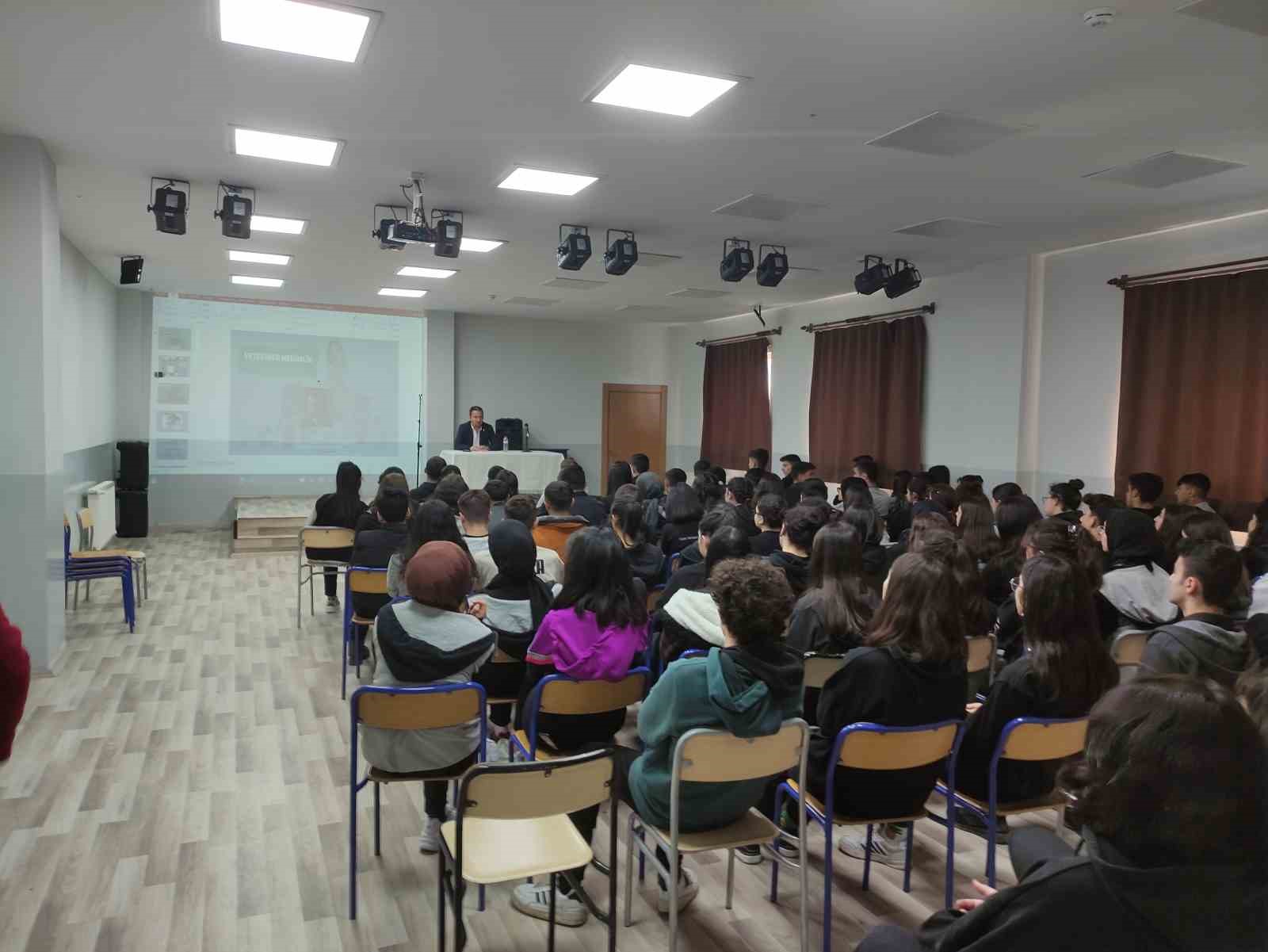 VHO KARİYER GÜNLERİNDE ÖĞRENCİLERLE BULUŞTU(KARS-İHA)