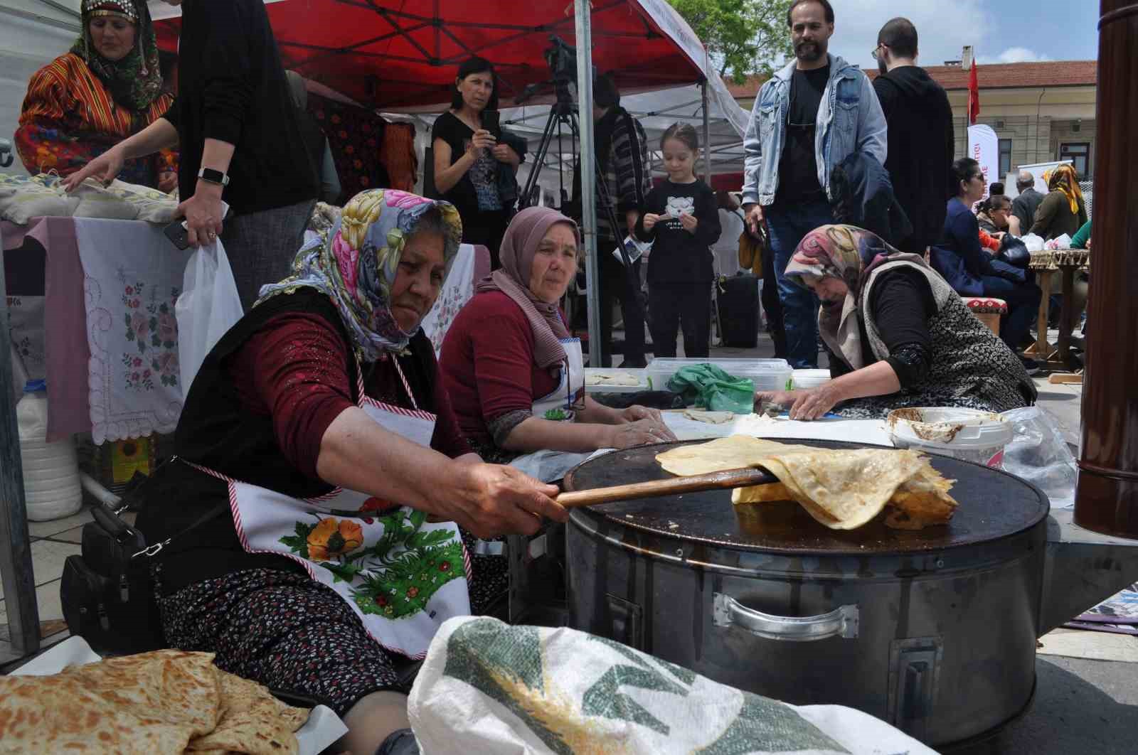 HAN KAYMAKAMLIĞI'NIN STANDINDA GÖZLEME HAZIRLAYAN VATANDAŞLAR