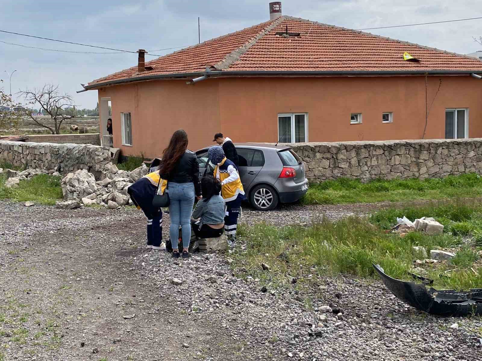 AKSARAY’DA SÜRÜCÜSÜNÜN VİRAJI ALAMADIĞI OTOMOBİL KONTROLDEN ÇIKARAK EVİN DUVARINA ÇARPARAK