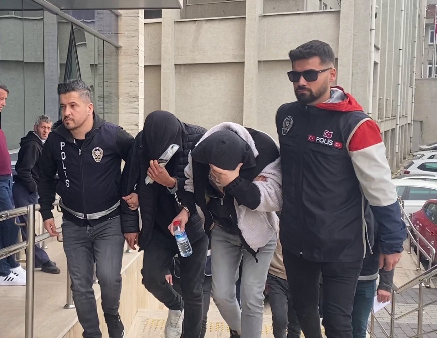 ZONGULDAK'TA YABANCI UYRUKLU GENCİ ZORLA ALIKOYARAK DARP EDİP İŞKENCE ETTİĞİ