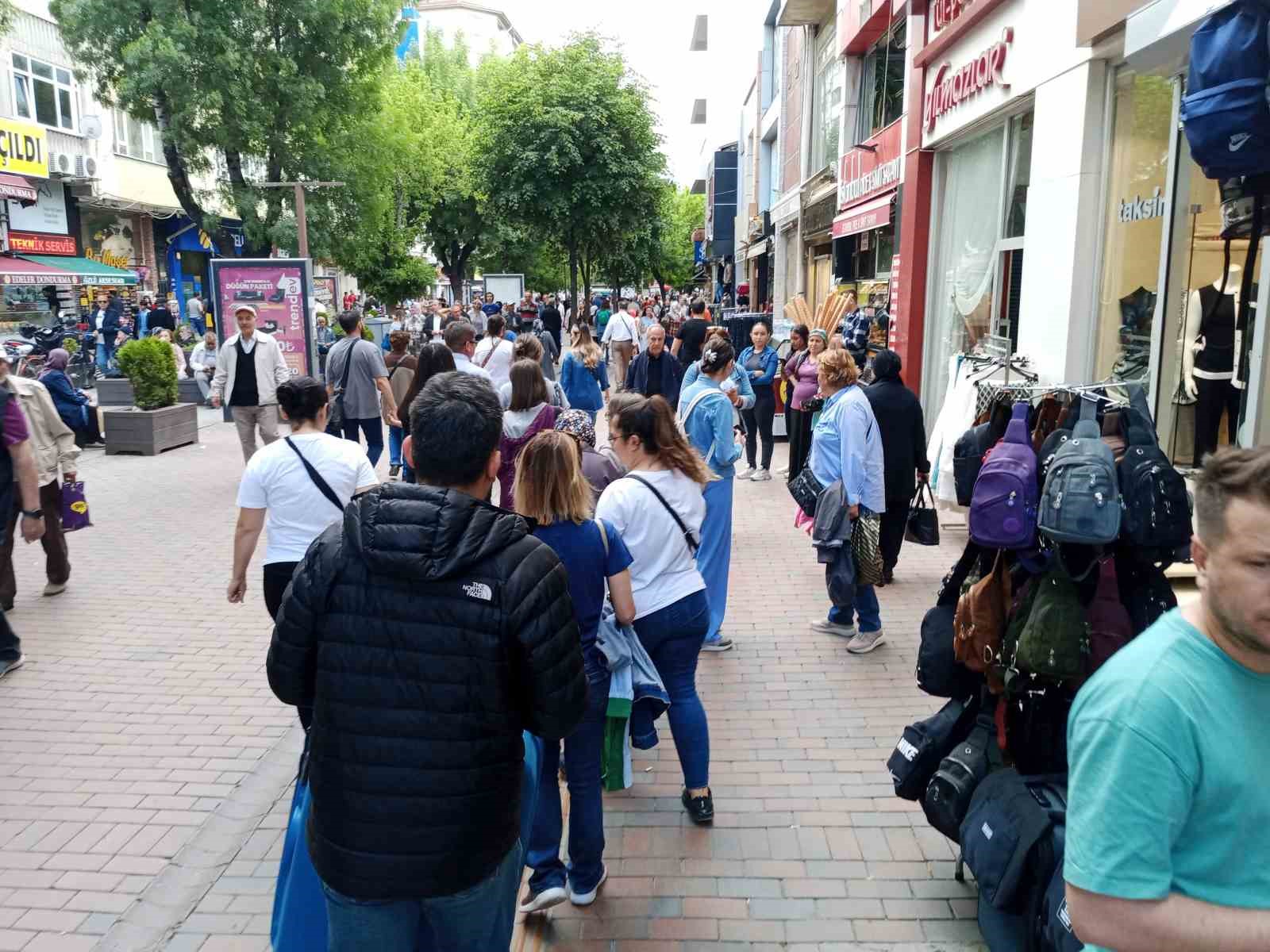 HAMAMAYOLU CADDESİ'NDE KALABALIK OLUŞTURAN VATANDAŞLAR