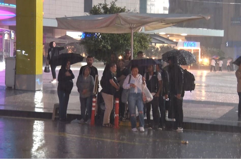 ANTALYA’DA AKŞAM SAATLERİNE BAŞLAYAN YAĞMUR HAYATI ADETA FELÇ ETTİ. ARAÇLAR