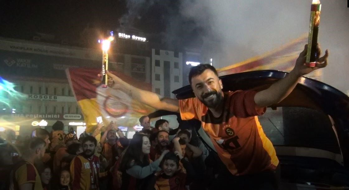 GALATASARAY’IN ŞAMPİYONLUĞUNU TÜRKİYE GENELİNDE OLDUĞU GİBİ KASTAMONU’DA DA SARI-KIRMIZILI TARAFTARLAR,