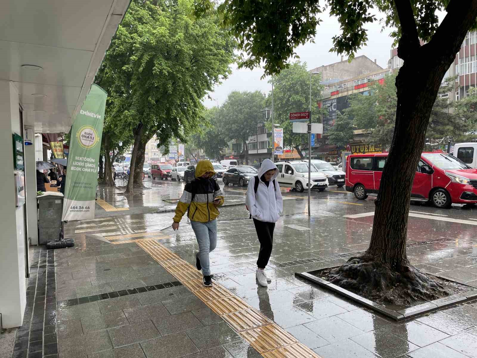 METEOROLOJİ GENEL MÜDÜRLÜĞÜ’NÜN UYARILARI SONRASINDA SAKARYA’DA SAĞANAK YAĞIŞ ETKİLİ OLDU.