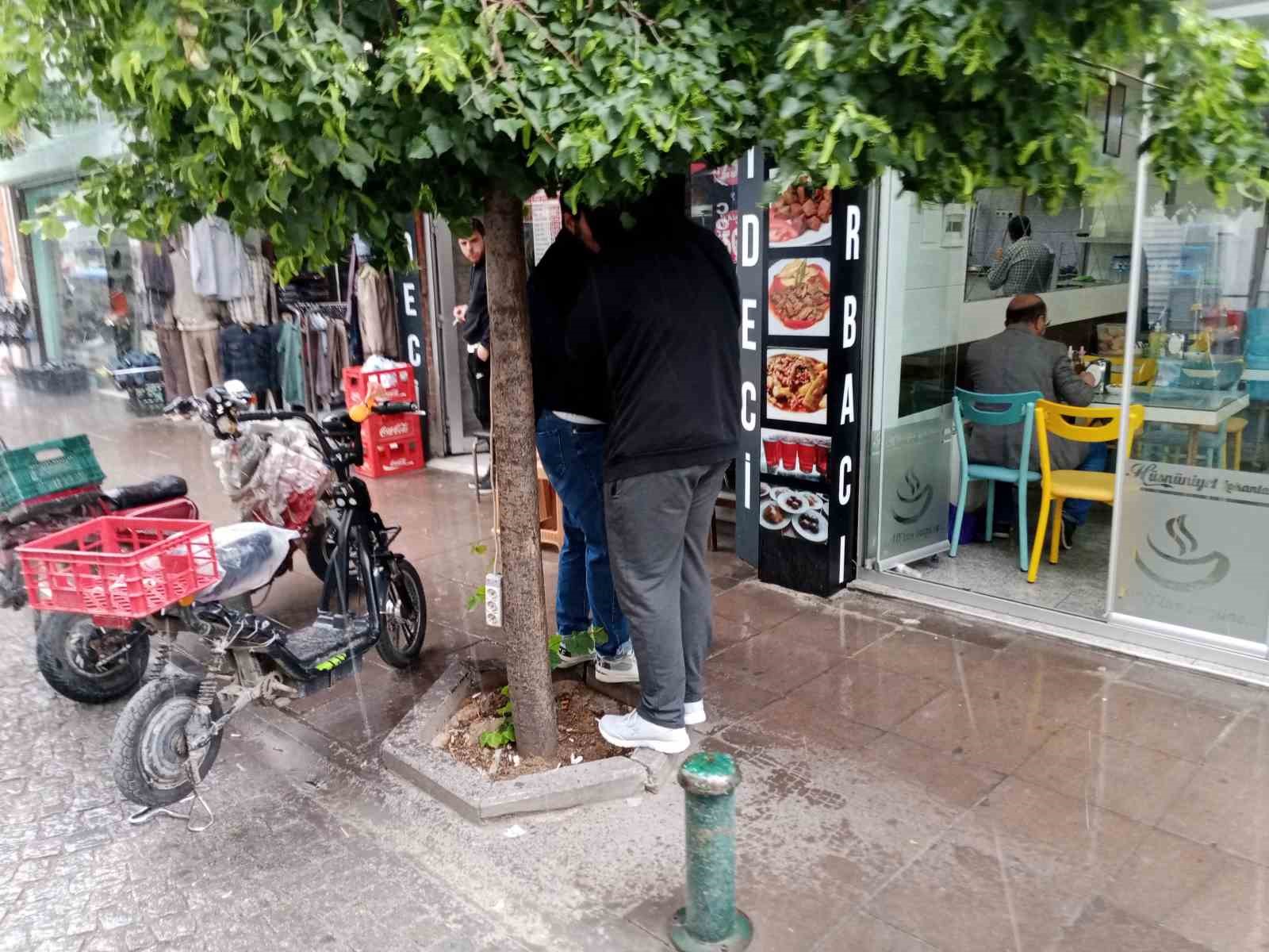 ISLANMAMAK İÇİN AĞACIN ALTINA SIĞINAN İKİ GENÇ