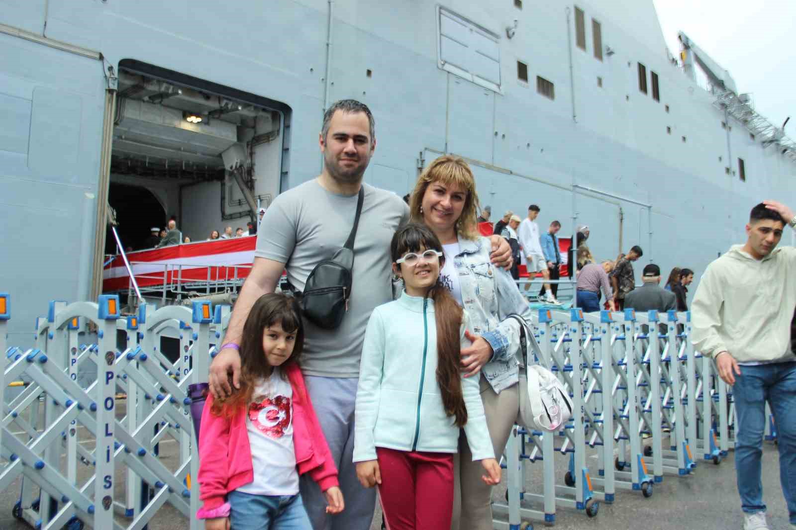 TÜRKİYE'NİN DE EN BÜYÜK ASKERİ GEMİSİ TCG ANADOLU, İZMİR ZİYARETİNİN