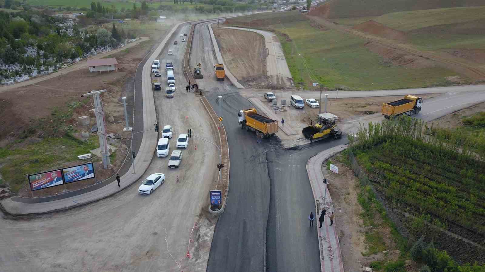 KIRIKKALE'NİN YAHŞİHAN İLÇESİNDE VATANDAŞLARIN KARAYOLU ULAŞIMINI KOLAYLAŞTIRMAK AMACIYLA BELEDİYE TARAFINDAN