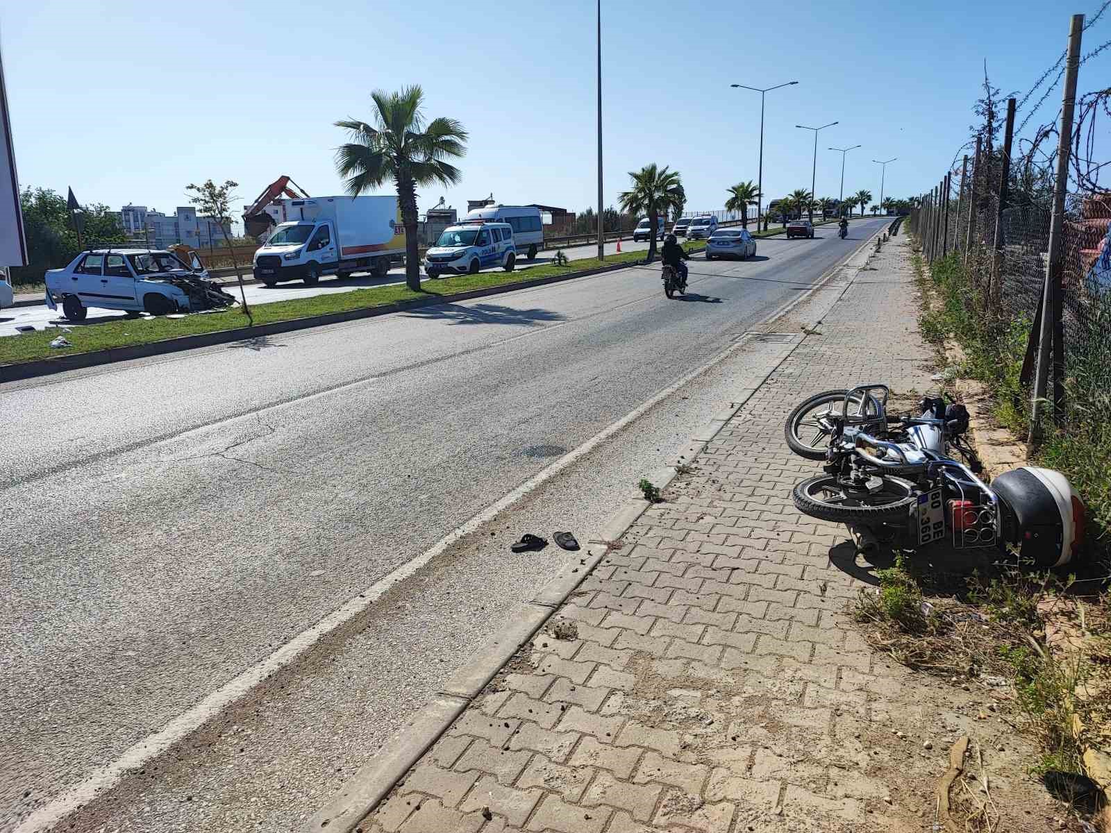 ADANA’DA BİR OTOMOBİL SÜRÜCÜSÜ ÇARPTIĞI MOTOSİKLETTEKİ BABA VE OĞLUN YAKINI