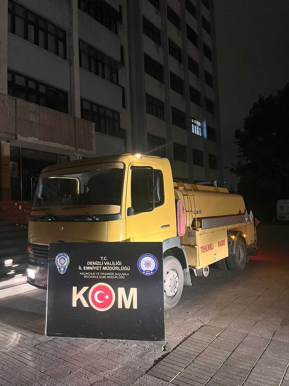 DENİZLİ’DE ŞÜPHE ÜZERİNE DURDURULAN YAKIT TANKERİNDEN LİTRELERCE KAÇAK AKARYAKIT ELE