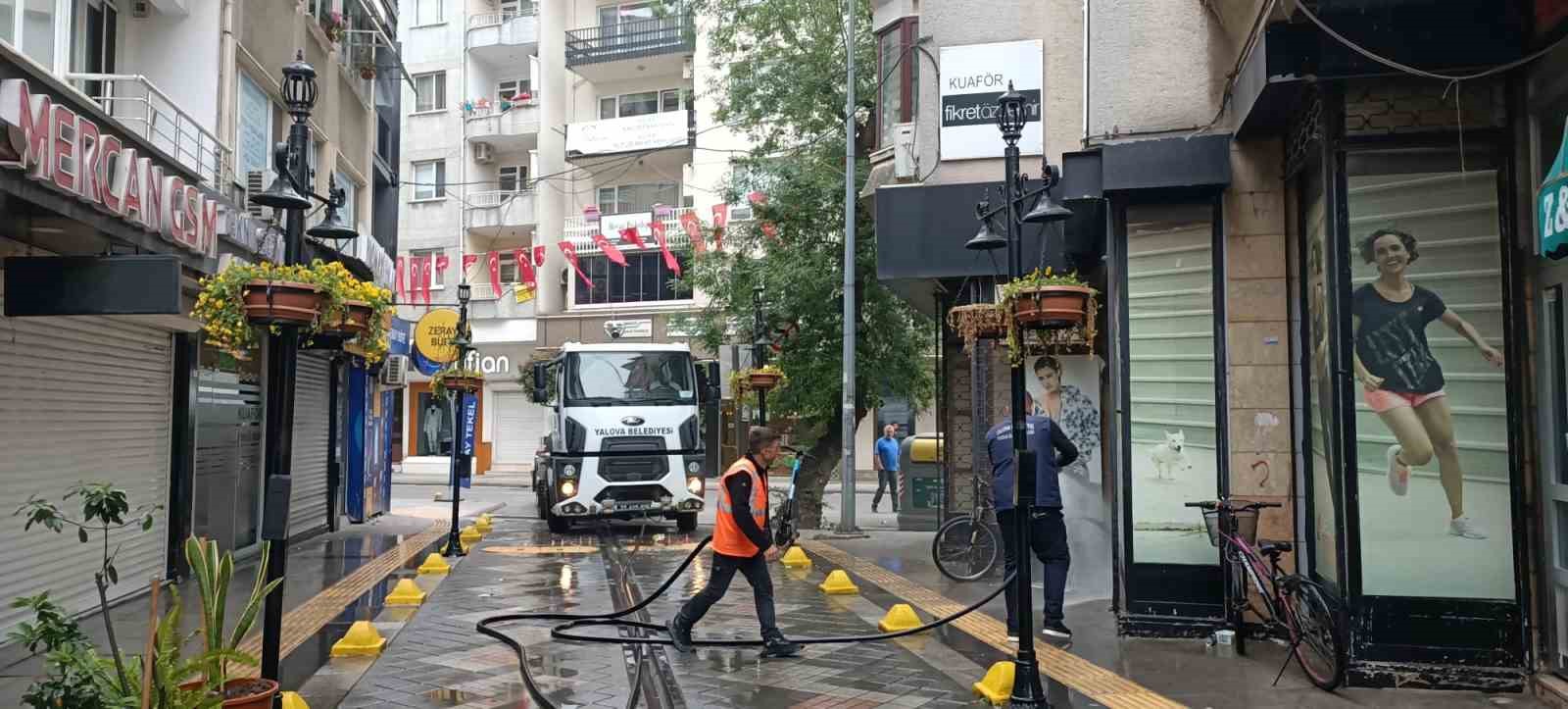 YALOVA BELEDİYESİ ŞEHİR GENELİNDE YOL YIKAMA VE ÇİM BİÇME ÇALIŞMALARINA