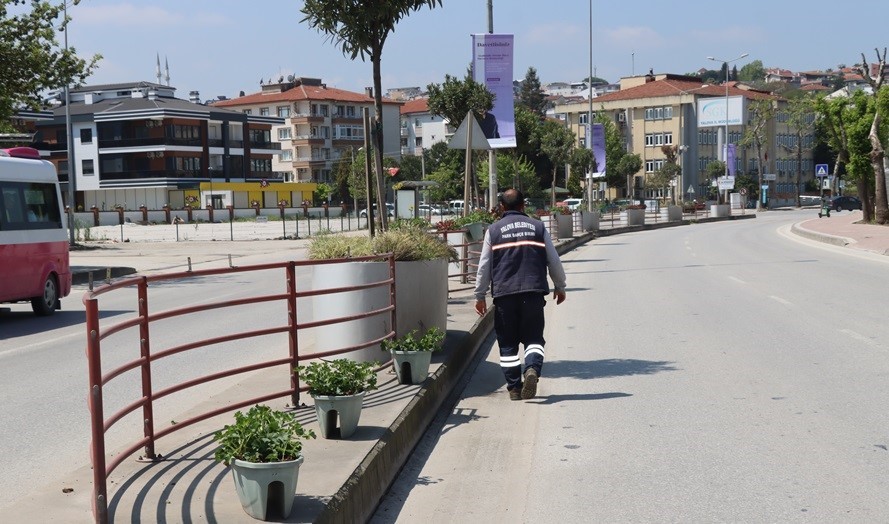 YALOVA BELEDİYESİ, ŞEHRİN DÖRT BİR YANINI SÜSLEYEN ÇİÇEKLERİ KENDİ İMKANLARI