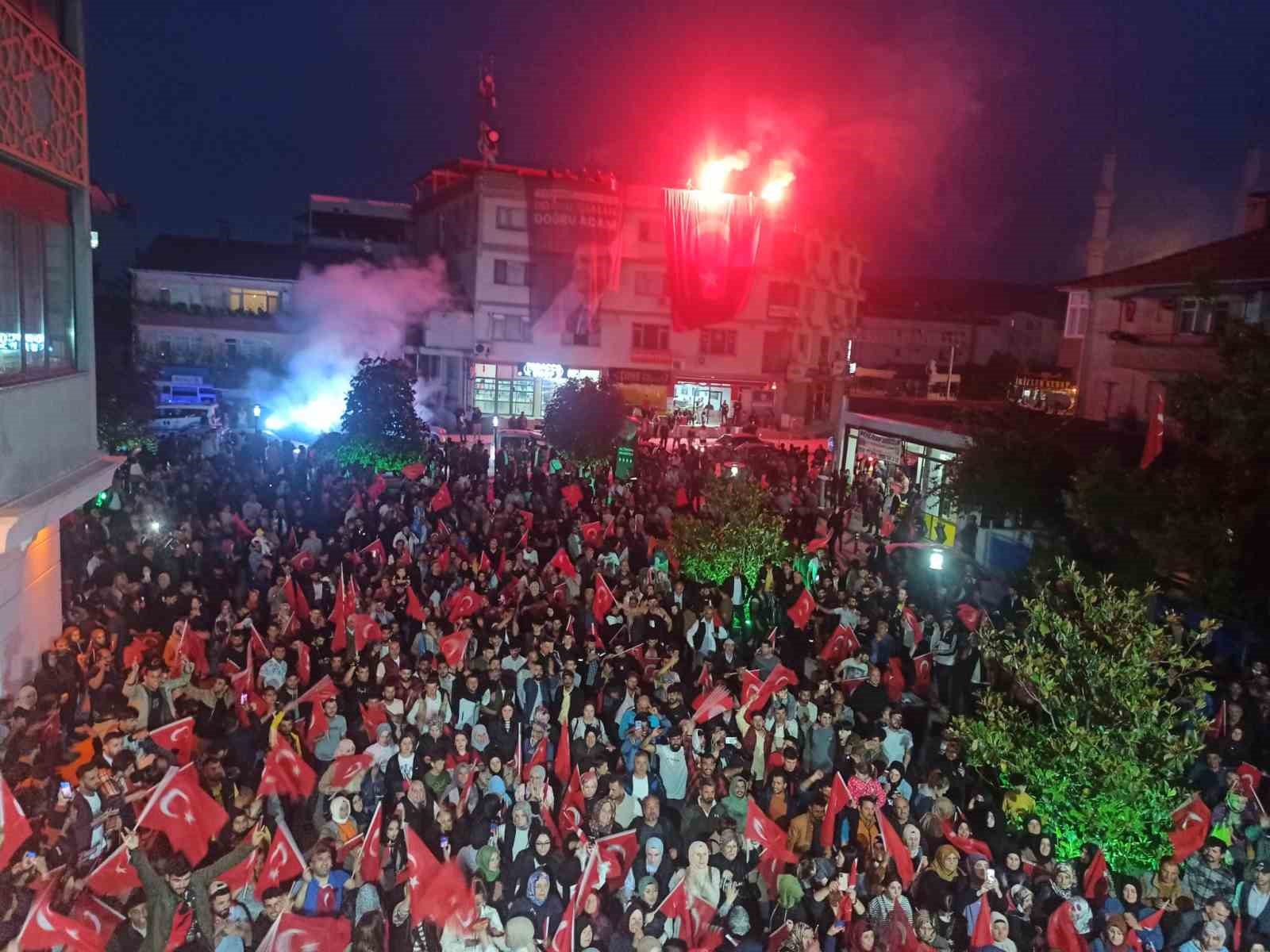 YALOVA'DA CUMHURBAŞKANLIĞI SEÇİMİNİ RECEP TAYYİP ERDOĞAN'IN KAZANMASI VATANDAŞLAR TARAFINDAN COŞKUYLA