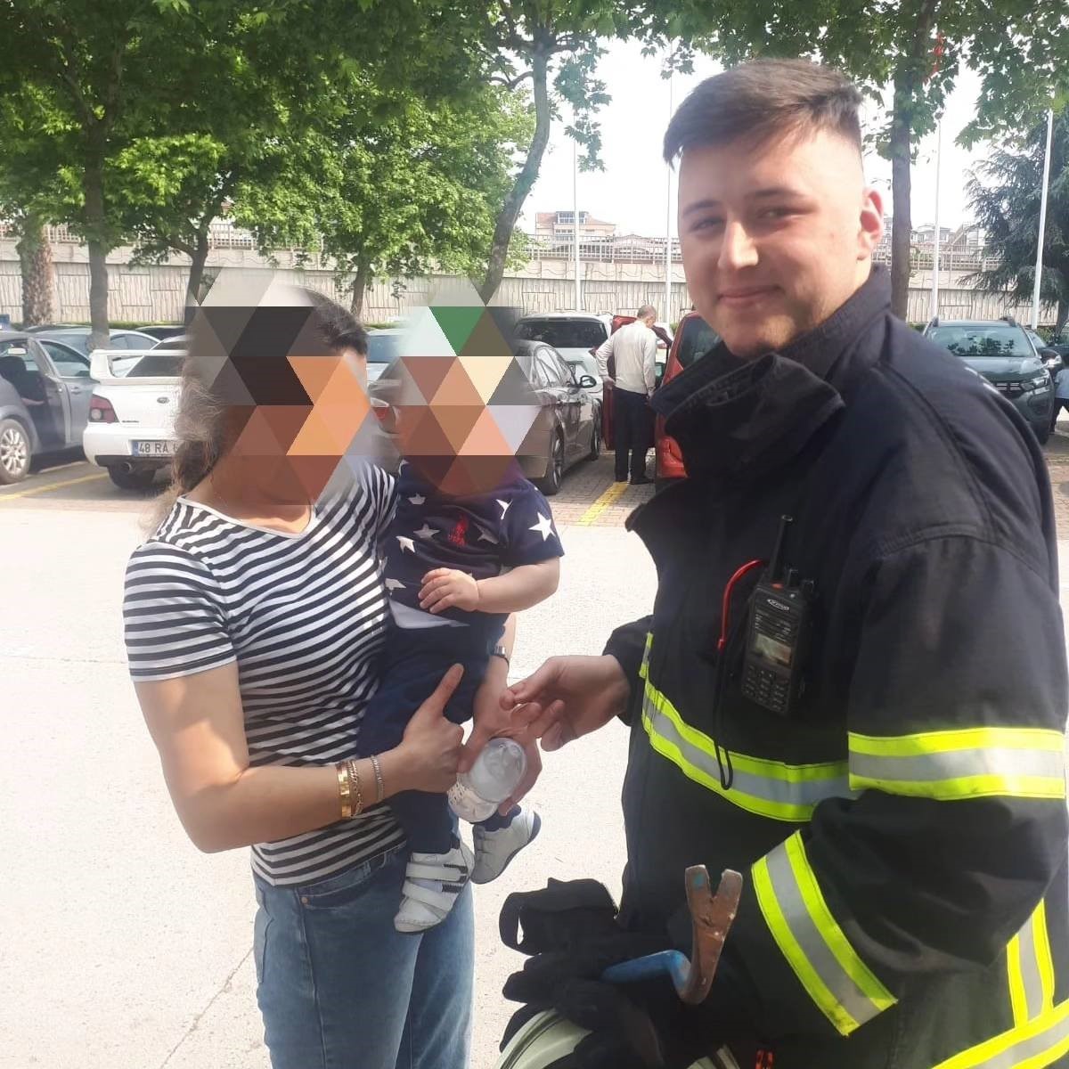 YALOVA’NIN ÇİFTLİKKÖY İLÇESİNDE BİR ALIŞVERİŞ MERKEZİNİN OTOPARKINDAKİ OTOMOBİLDE MAHSUR KALAN