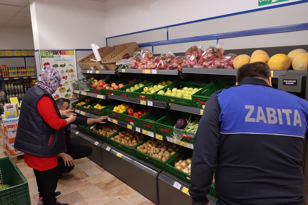 YALOVA BELEDİYESİ HAL MÜDÜRLÜĞÜNE GÖREV YAPAN ZABITA EKİPLERİ KENT MERKEZİNDEKİ
