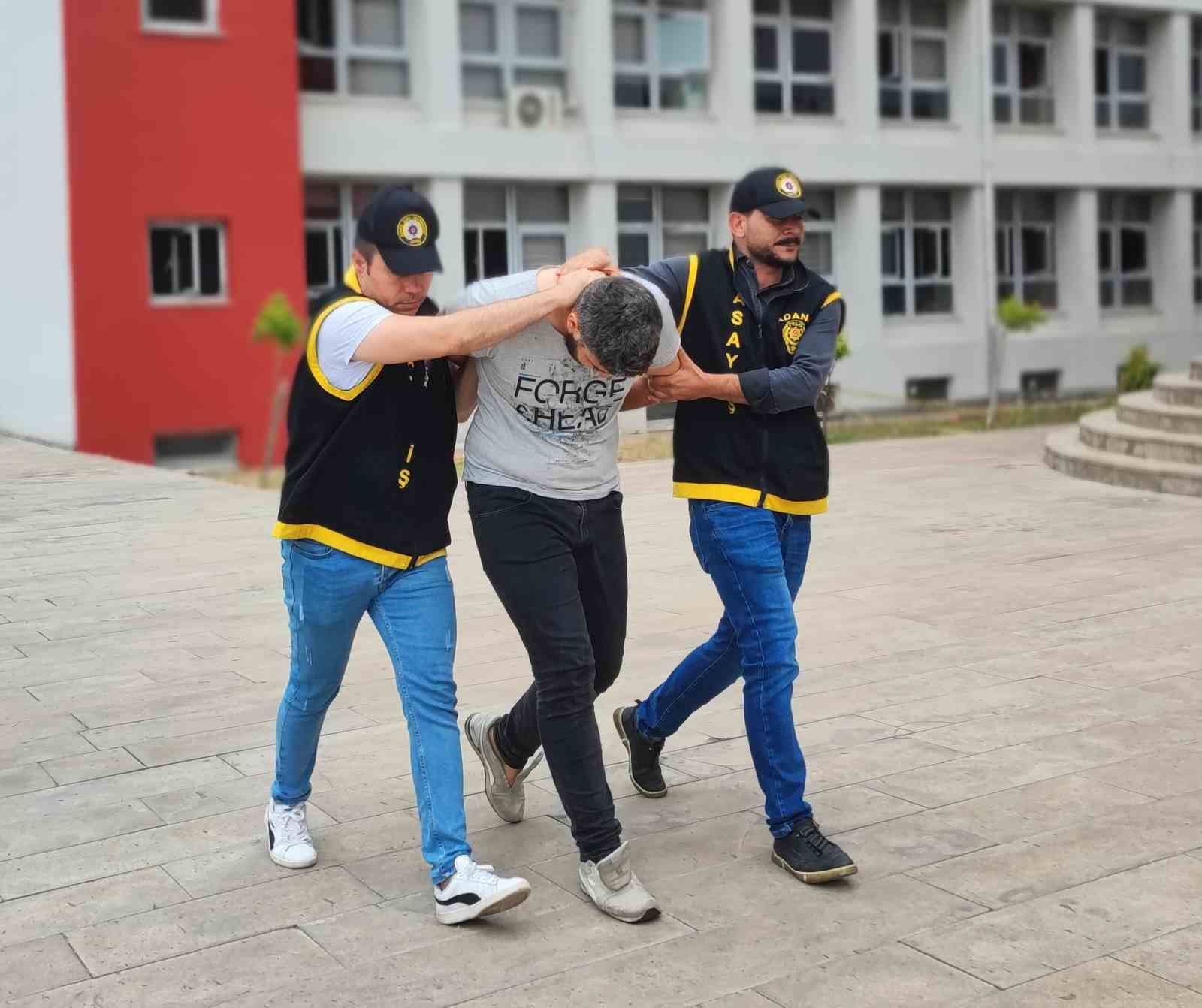 ADANA’DA İKİ KİŞİ ARASINDA YAN BAKMA YÜZÜNDEN ÇIKAN KAVGADA BİR