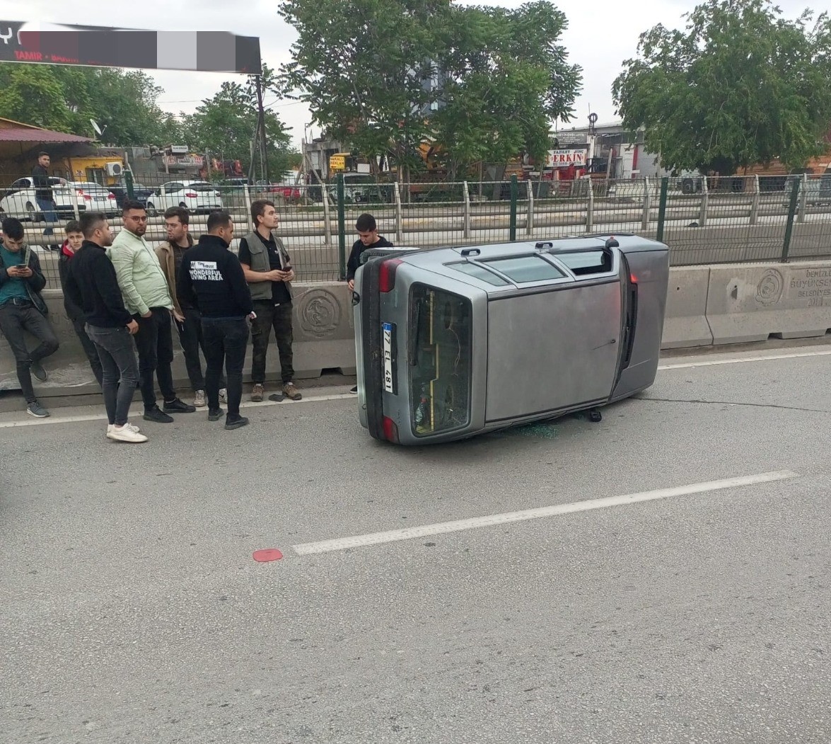 DENİZLİ'DE KAZAYA KARIŞIP BARİYERE ÇARPMASI SONUCU YAN YATAN OTOMOBİLDEKİ 4