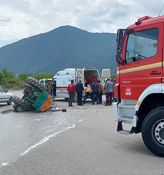 DENİZLİ’NİN HONAZ İLÇESİNDE MEYDANA GELEN KAZADA YAN YATAN TRAKTÖRÜN ALTINDA