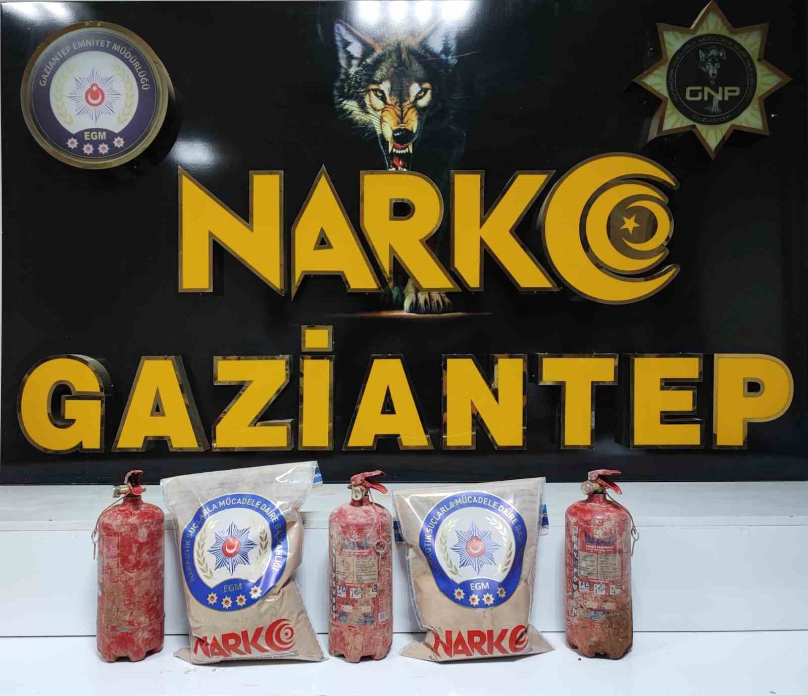 GAZİANTEP’TE BİR ARAÇTA YAPILAN ARAMADA YANGIN TÜPLERİ İÇERİSİNE GİZLENMİŞ 5