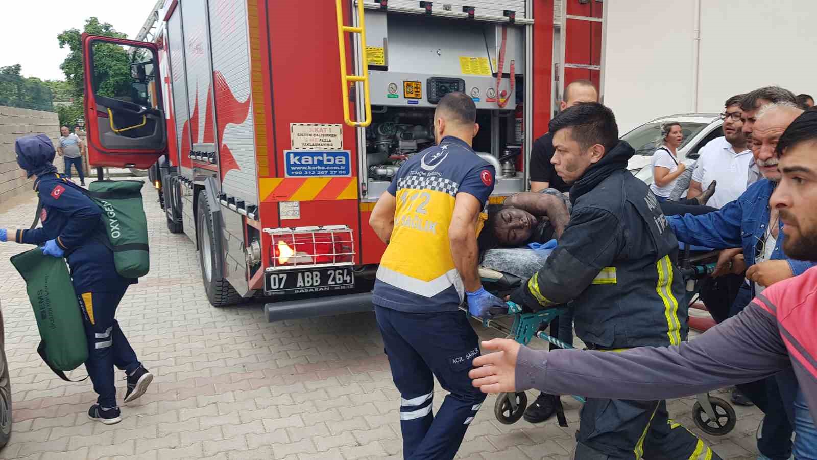 ANTALYA'NIN ALANYA İLÇESİNDE BİR BİNADA ÇIKAN YANGINDA DUMANDAN BAYILAN GENÇ
