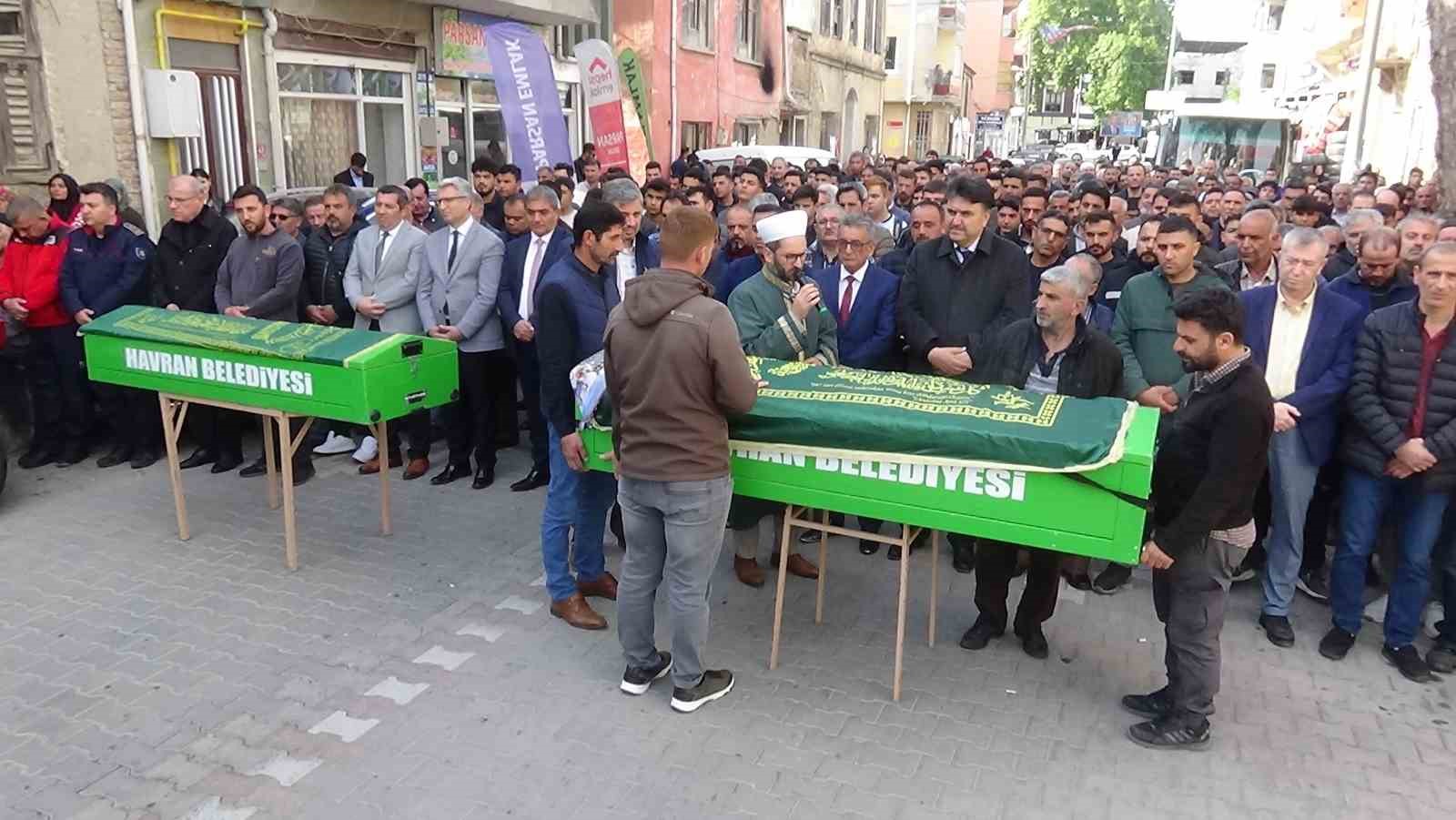 YANGINDA HAYATINI KAYBEDEN BABA KIZ BİRLİKTE SON YOLCULUKLARINA UĞURLANDILAR.