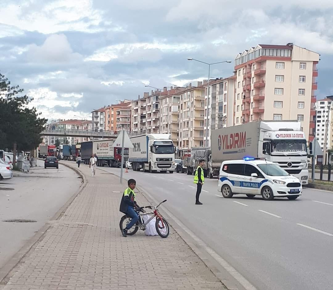 ÇORUM’UN SUNGURLU İLÇESİNDE ÇIKMAZ SOKAĞA GİRİP, KALDIRIMDAN ANAYOLA ÇIKMAYA ÇALIŞAN