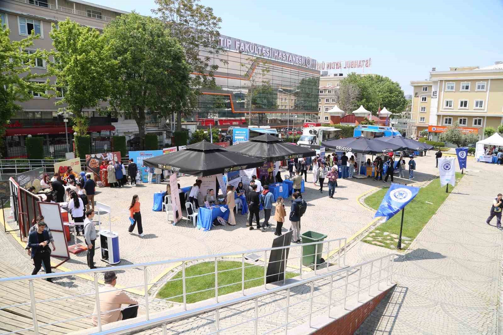 ÜNİVERSİTELİ ÖĞRENCİLER BİRBİRİNDEN FARKLI SEKTÖRDEN 100’E YAKIN FİRMA İLE KARİYER