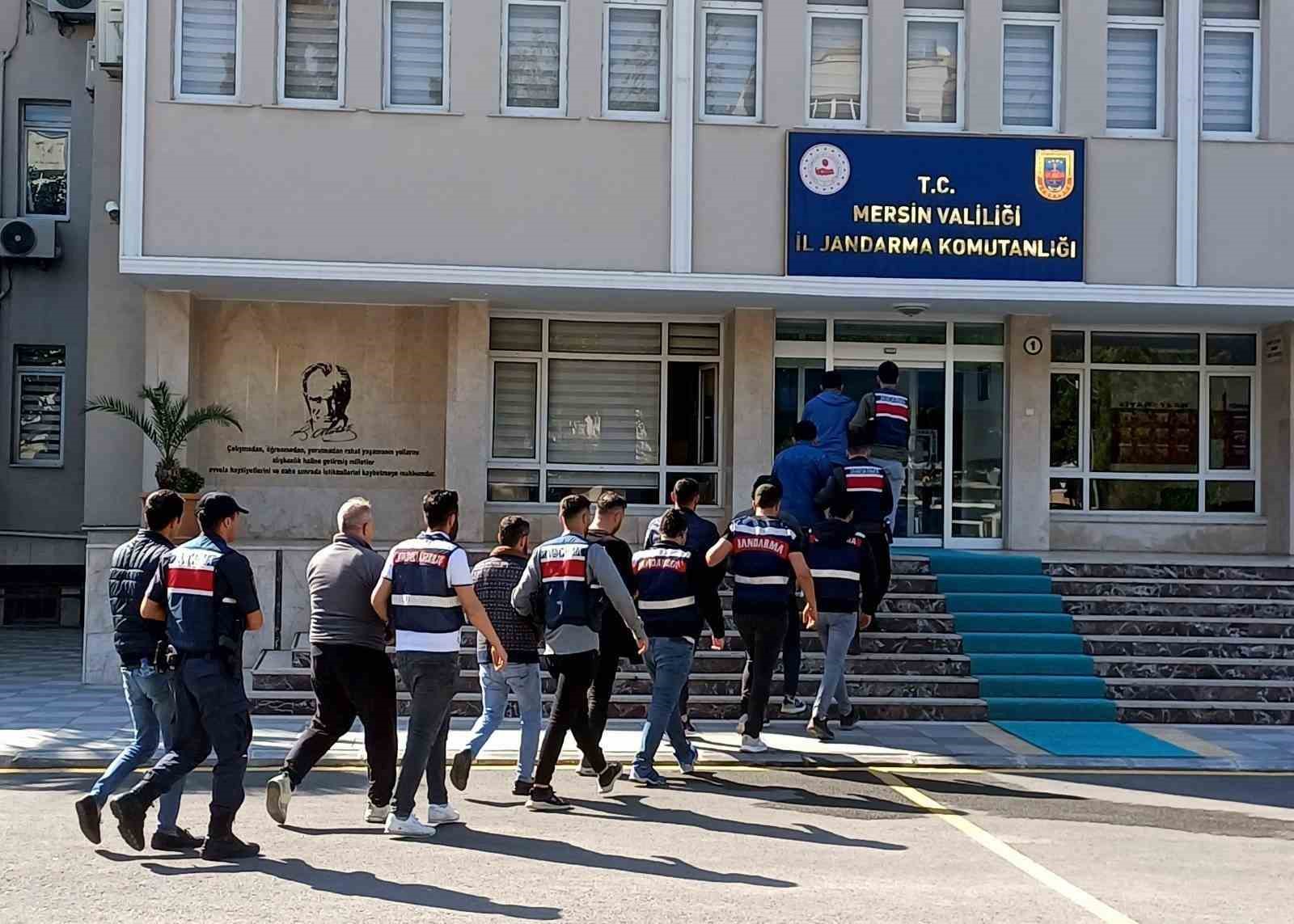 MERSİN'DE YASA DIŞI BAHİS OYNATIP, ZORLA SENET İMZALATTIKLARI İDDİA EDİLEN