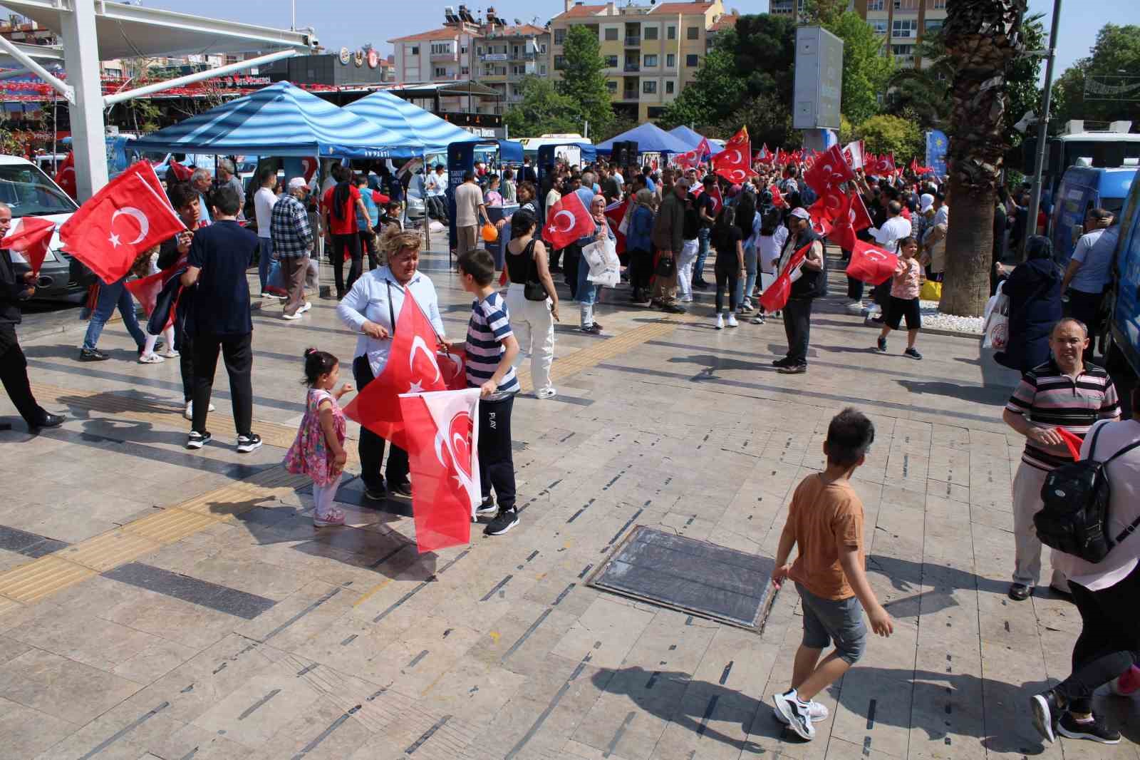 AYDIN’IN EFELER İLÇESİNDE SEÇİM YASAKLARINA SAATLER KALA MEYDANLARI DOLDURAN SİYASİ
