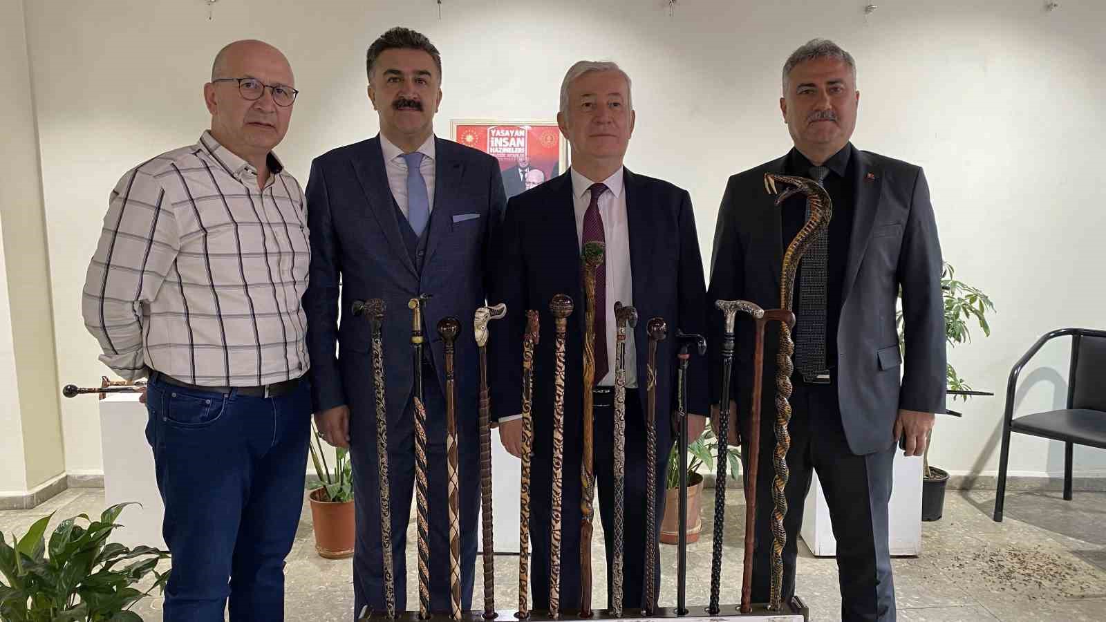 YURT İÇİ VE YURT DIŞINDA BİR ÇOK SERGİ AÇAN VE