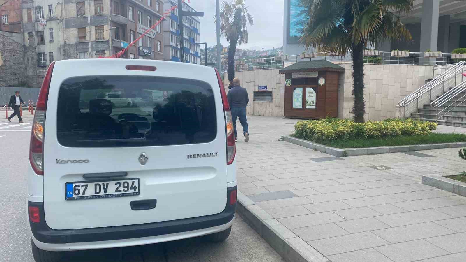 ZONGULDAK'TA 67 YAŞINDAKİ ADAM ŞEHİR TUVALETİNİN GÖREVİLİSİ TARAFINDAN BAYGIN HALDE
