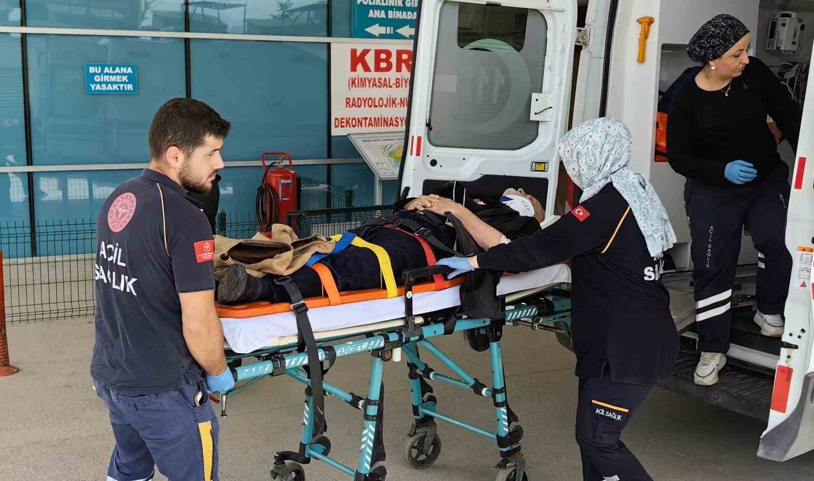 İNEGÖL-ALANYURT YOLU ÜZERİNDE MEYDANA GELEN KAZADA OTOMOBİL İLE ÇARPIŞAN ELEKTRİKLİ