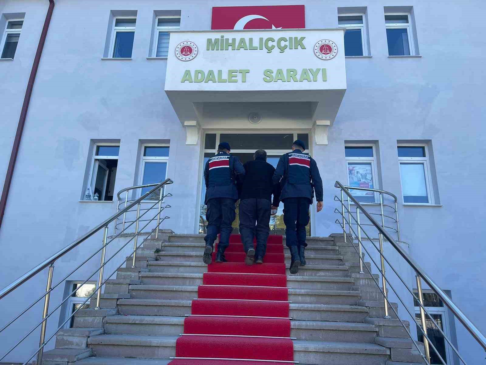 YAŞLI ADAMI SOPAYLA DÖVEREK ÖLDÜREN ŞAHIS TUTUKLANDI