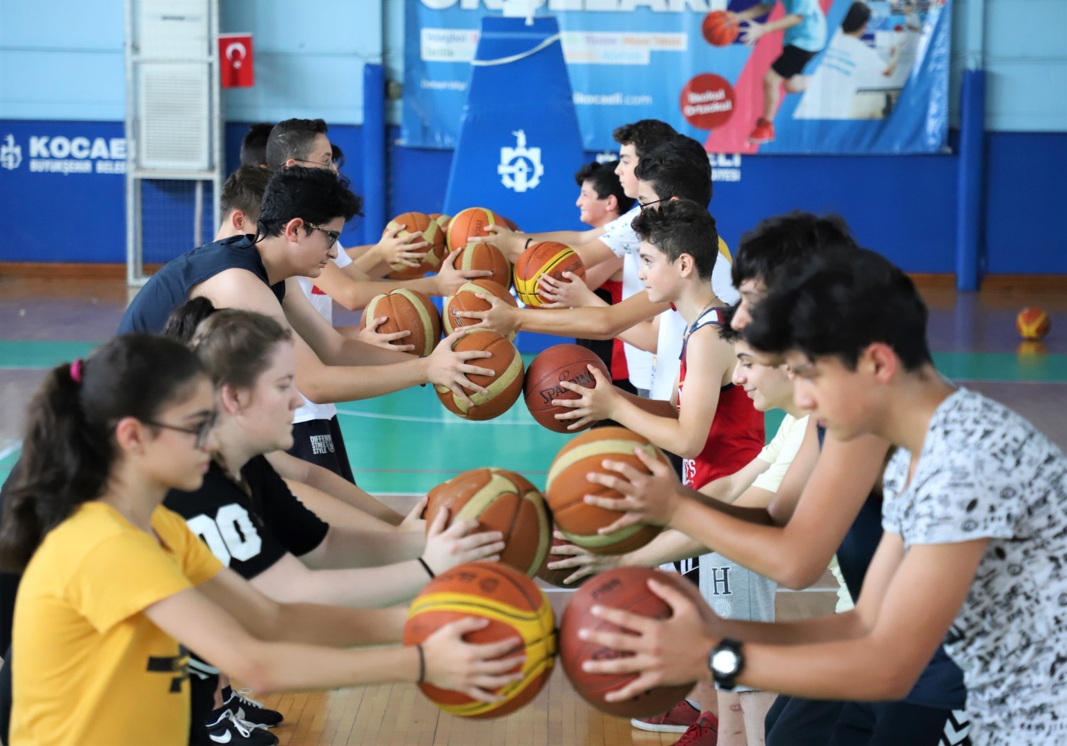 KOCAELİ BÜYÜKŞEHİR BELEDİYESİ’NİN YAZ TATİLLERİ İÇİN AÇTIĞI ÜCRETSİZ SPOR OKULLARINDA