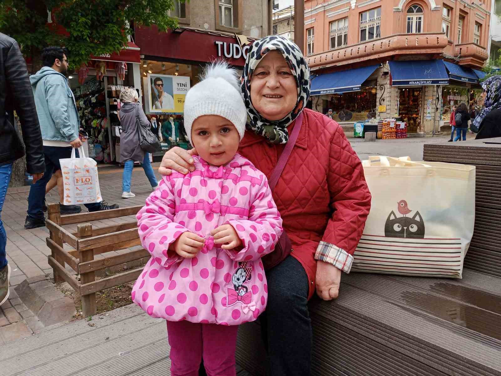 HAMAMYOLU CADDESİ’NDE ALIŞVERİŞ YAPMAYA ÇIKAN NUR KAYA, SOĞUK HAVALARIN DEVAM