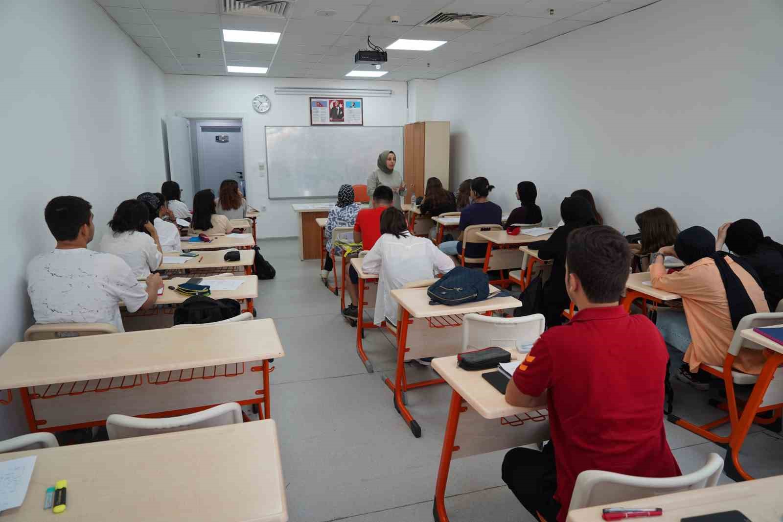 ÇAYIROVA BELEDİYESİ BİLGİ EVLERİ VE GENÇLİK MERKEZİ’NDE YAZ OKULU KAYITLARI