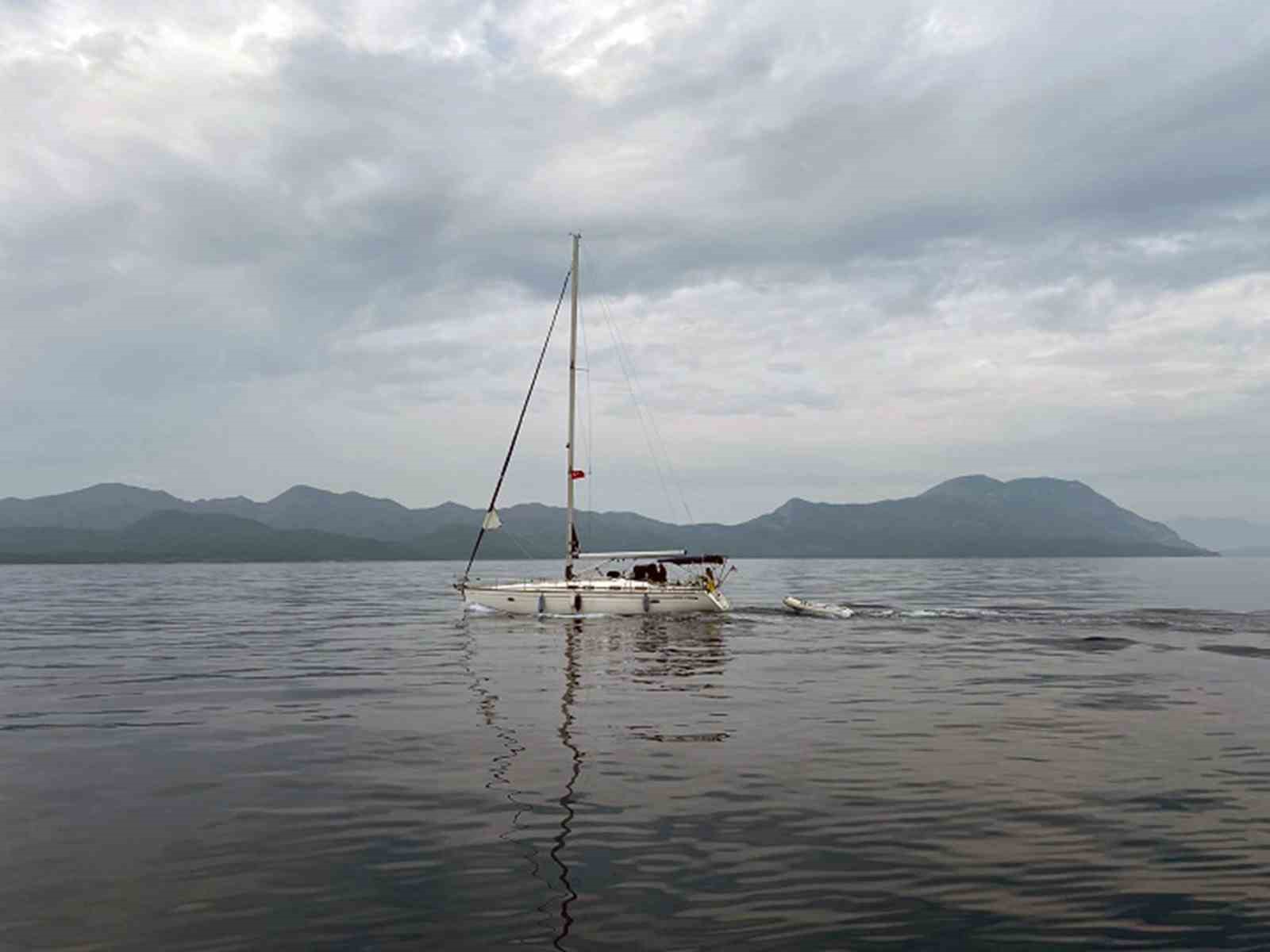 MUĞLA’NIN DATÇA İLÇESİ AÇIKLARINDA YELKENLİ TEKNE İÇİNDE YUNANİSTAN ADALARINA KAÇAK