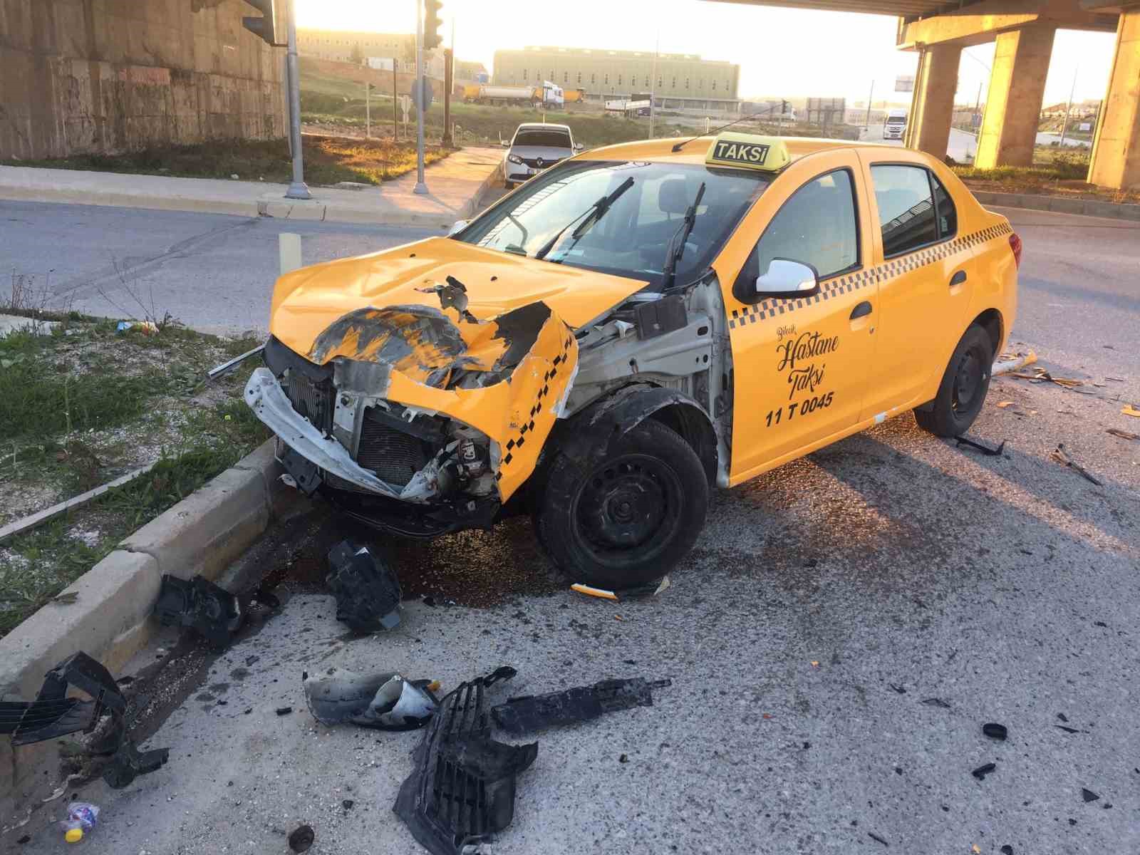 BİLECİK EĞİTİM VE ARAŞTIRMA HASTANESİ KAVŞAĞINDA YAŞANAN TRAFİK KAZASINDA 3