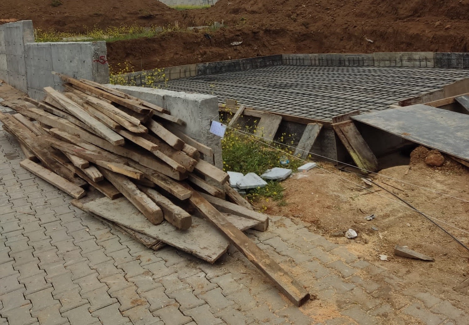 YENİ HASTANE ÖNÜNE YAPILAN İNŞAAT ALANI MÜHÜRLENDİ