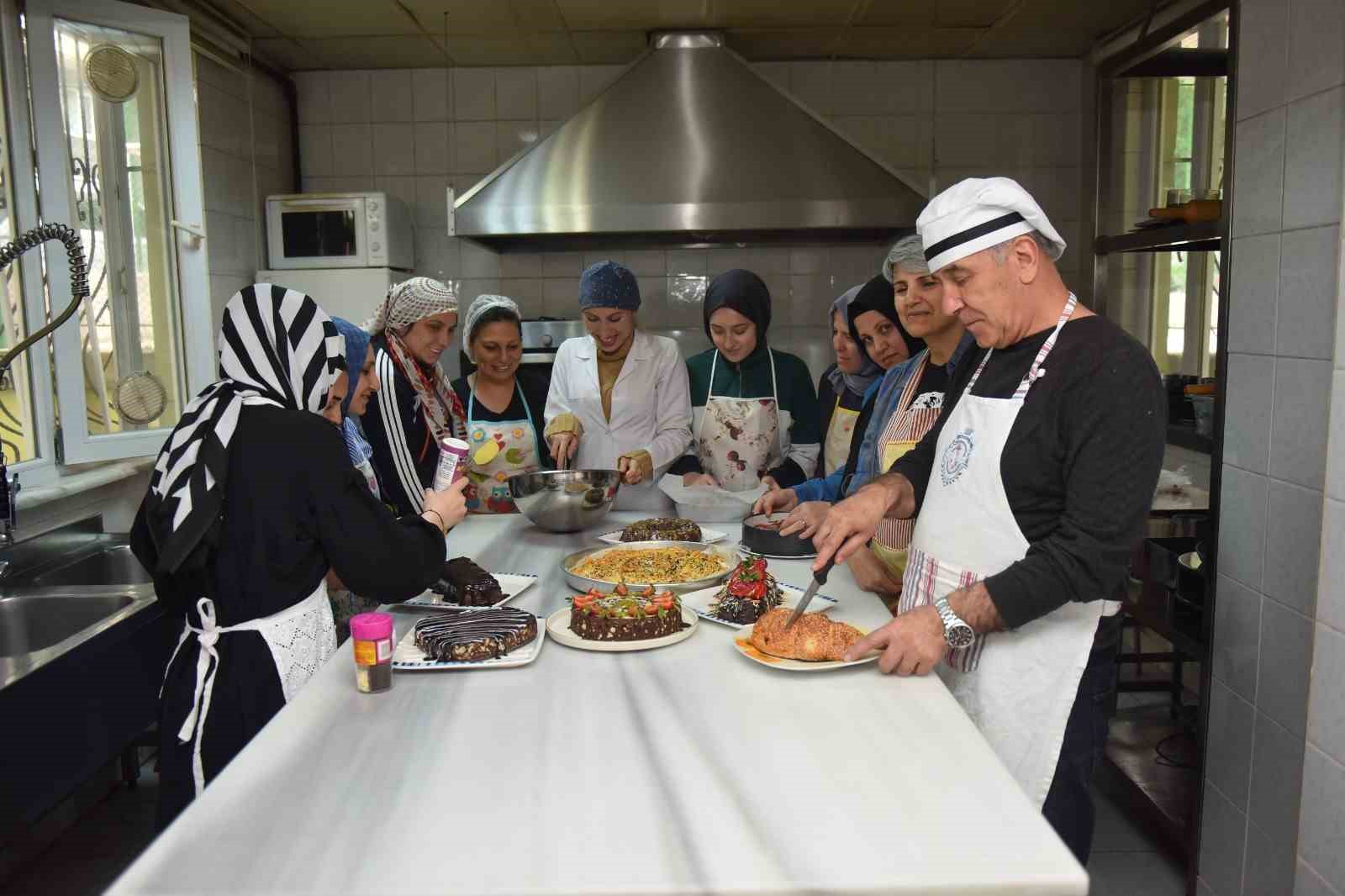 YILDIRIM BELEDİYESİ, DEĞİRMENLİKIZIK MAHALLESİ’NDE AÇTIĞI YILMEK PASTACILIK KURSU İLE SEKTÖRE